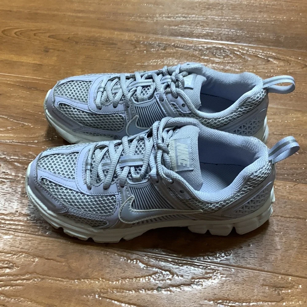 Nike Zoom Vomero 5 Athletic Sneakers